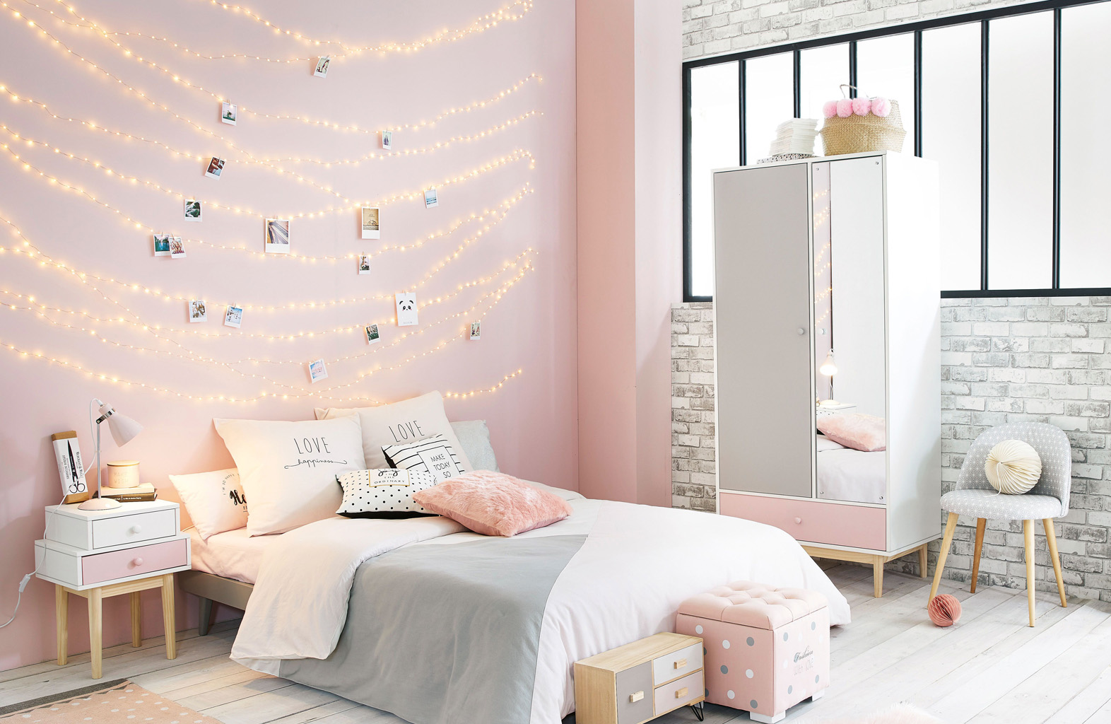 Phòng ngủ nhẹ nhàng sử dụng tông màu hồng nhạt